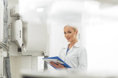 Onun işi gülümseyen kadın Medikal Danışmanı