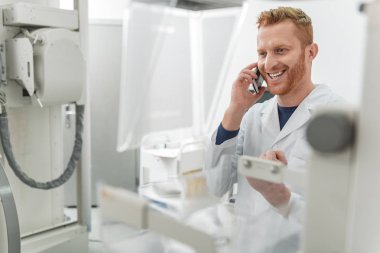 Erkek doktor zevk ile çalışma
