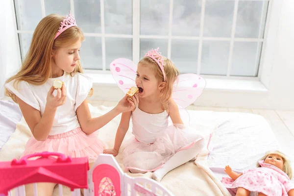 Neşeli Çocuklar evde tatlılar zevk