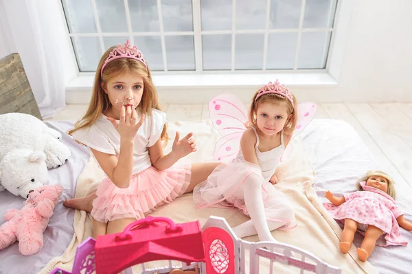 Princesas despreocupadas comiendo comida sabrosa — Foto de Stock