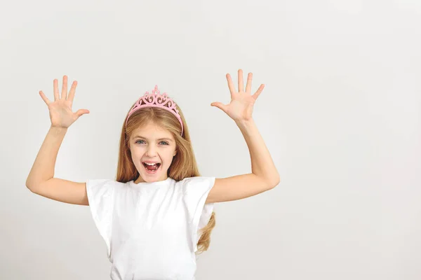 Ragazza gioiosa che esprime emozioni positive — Foto Stock