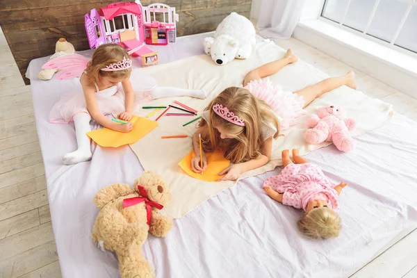 Hermanas lindas creando imágenes en casa — Foto de Stock