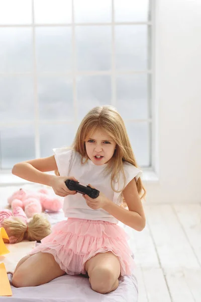 Vzrušená dívka si hraje herní konzole — Stock fotografie
