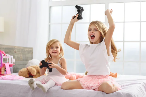 Crianças se divertindo com playstation — Fotografia de Stock
