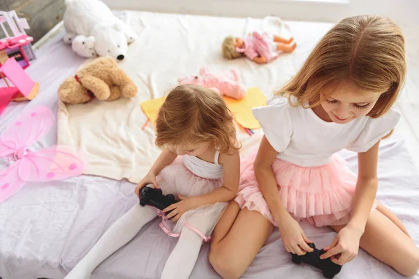 Meninas alegres jogando console no quarto — Fotografia de Stock