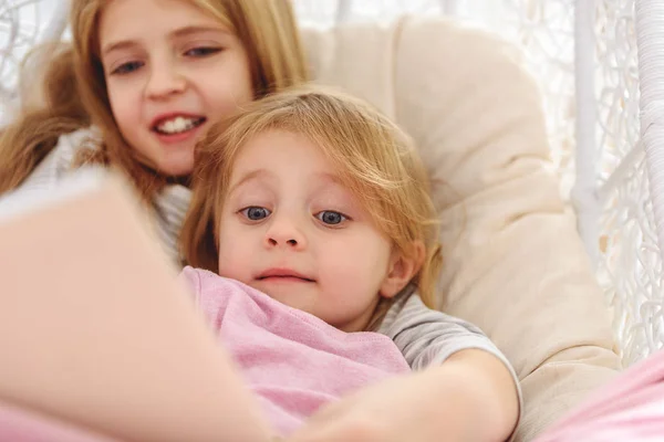 Fröhliche Kinder lesen Märchen — Stockfoto