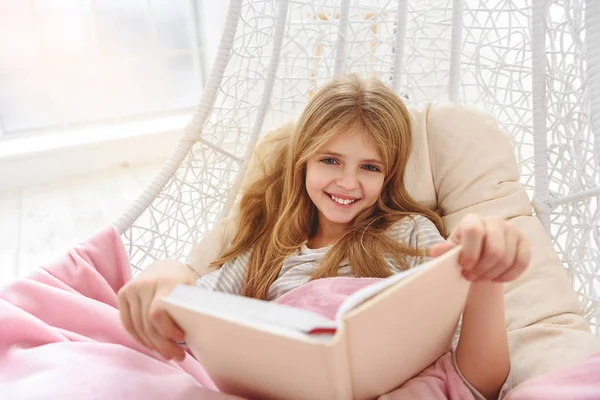 Criança alegre lendo uma história interessante — Fotografia de Stock