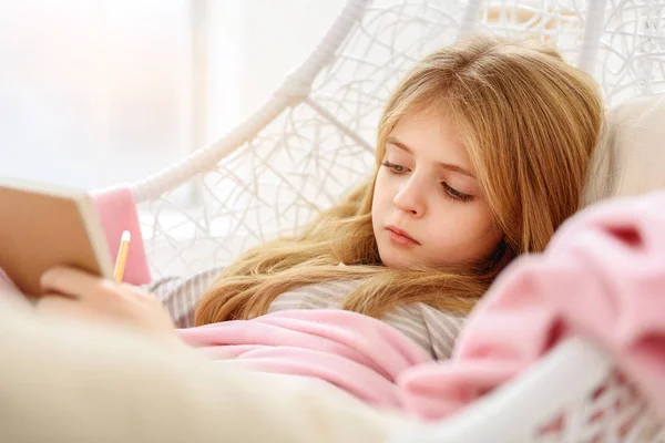 Menina sonhadora mantendo um livro de dia — Fotografia de Stock