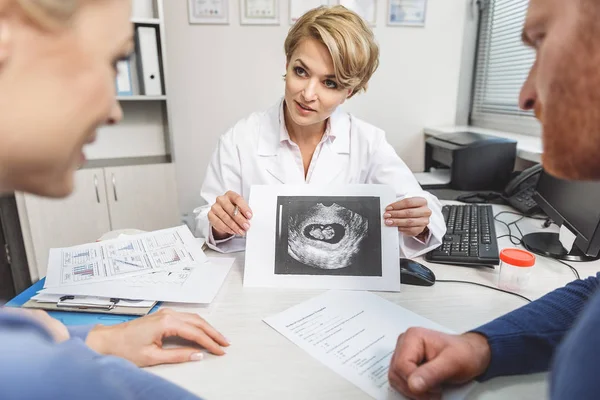 Attentive femme médecin faire son travail — Photo