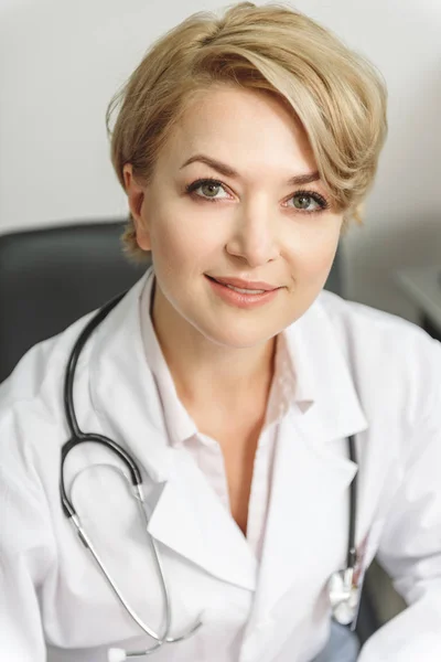 Ευτυχής χαμογελαστοί θηλυκό ιατρικός σύμβουλος — Φωτογραφία Αρχείου