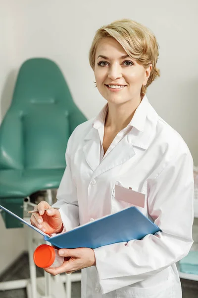 Feliz sorridente conselheira médica feminina — Fotografia de Stock