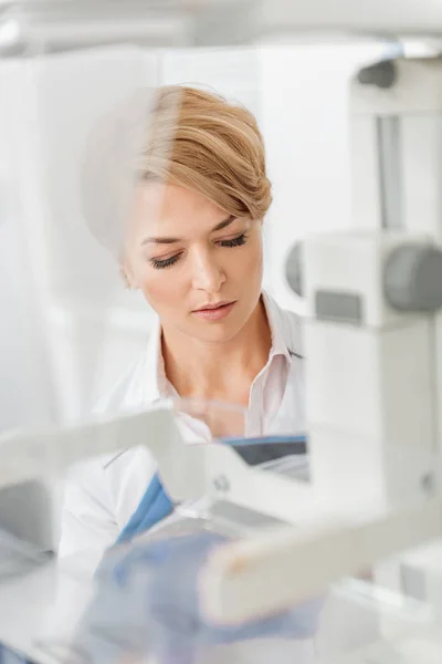 Médecine féminine concentrée parmi l'équipement — Photo