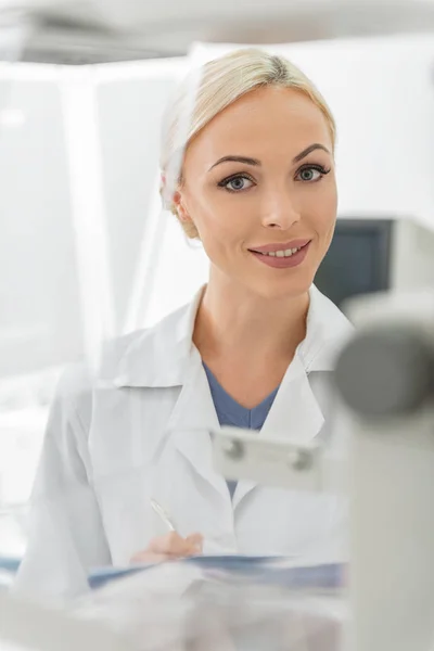Gentilmente sorridente medico donna che lavora — Foto Stock