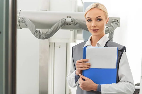 Fiduciosa consulente medico femminile che lavora — Foto Stock