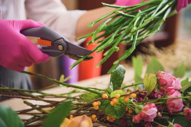 Usta çiçekçi dükkanında buket oluşturma