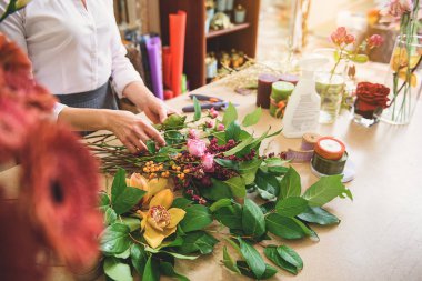 Bitkilerden başyapıt yaratmak profesyonel çiçekçi