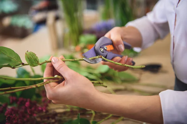 Femme habile faisant bouquet dans l'atelier — Photo