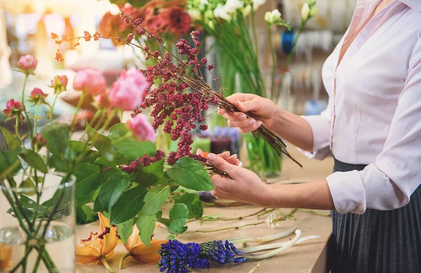 Profesyonel çiçekçi güzel buket yapma