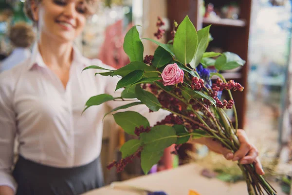 Mujer hábil creando ramillete maravilloso — Foto de Stock