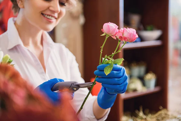 Femeia veselă care lucrează în florărie — Fotografie, imagine de stoc