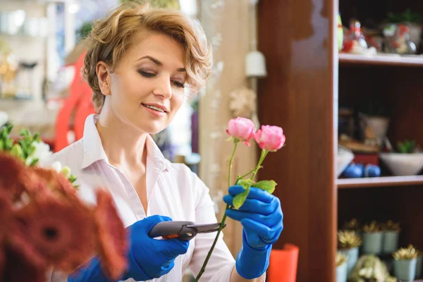 Profissional florista feminino criando buquê — Fotografia de Stock
