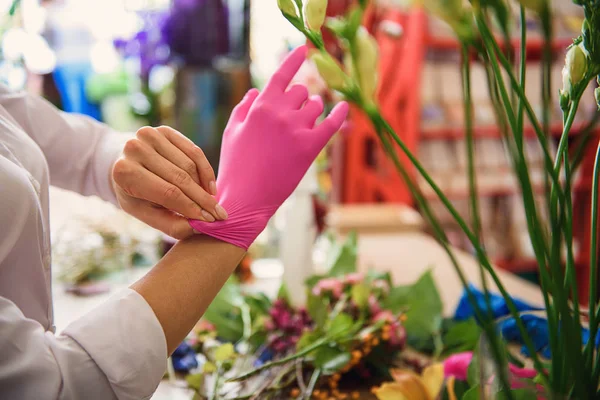 Профессиональная продавщица цветов готовится к работе — стоковое фото