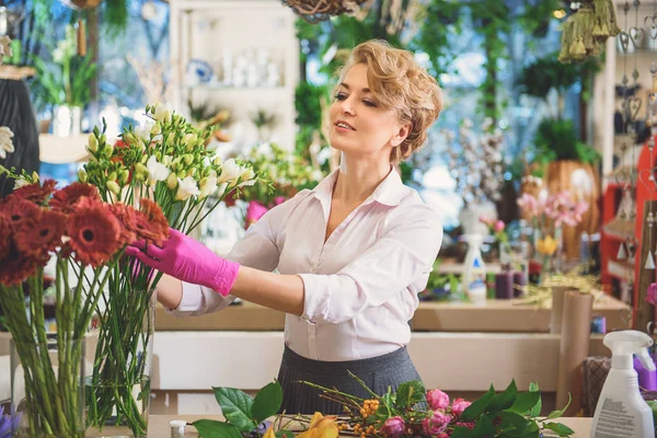 Επαγγελματικός ανθοκόμος κάνει ανθοδέσμη στο κατάστημα — Φωτογραφία Αρχείου