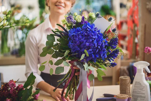 Florista feminino feliz vendendo maravilhoso buquê — Fotografia de Stock
