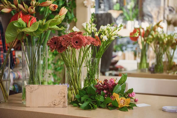 Verschiedene Blumen auf dem Tisch im Geschäft — Stockfoto