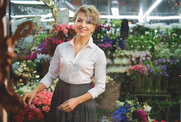 Mujer alegre proponiendo comprar ramo — Foto de Stock