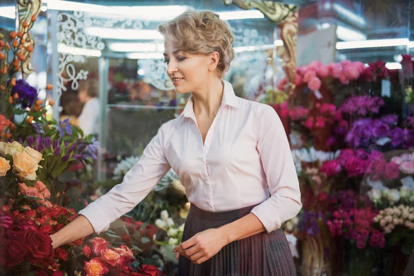 Buket deposunda yapma usta kadın çiçekçi