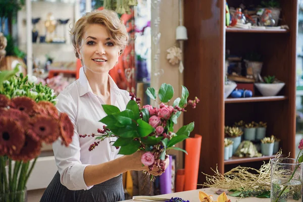 幸せな女性の彼女の店で花束を作る — ストック写真