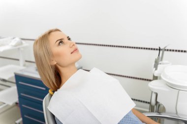 Diş hekimi odasında yatan genç kadın bekliyor