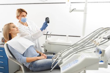 Boşluklar grafisi içinde dizi işaret stomatologist