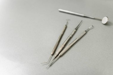 Stomatologist gri yüzeyi gümüş aletleri