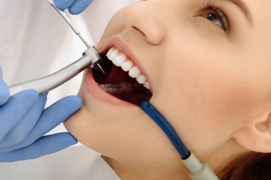 Geniş açık ağız bir kız