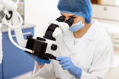 Diş hekimi diş ekipman ile seyir