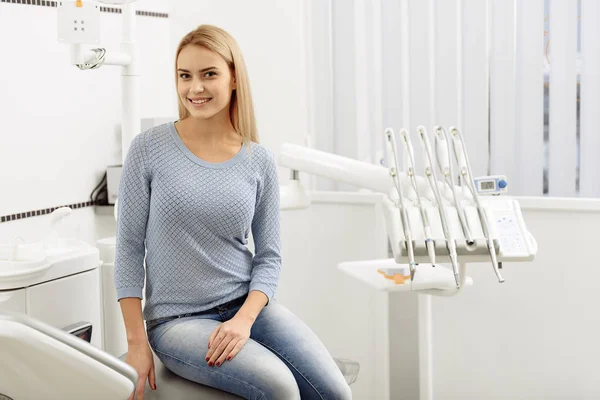 Donna gioiosa in attesa medico a stomatologia — Foto Stock