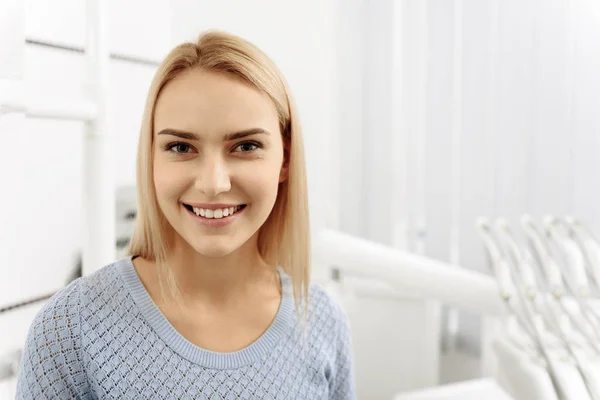 Prettige patiënt glimlachend in tandheelkundige kantoor — Stockfoto