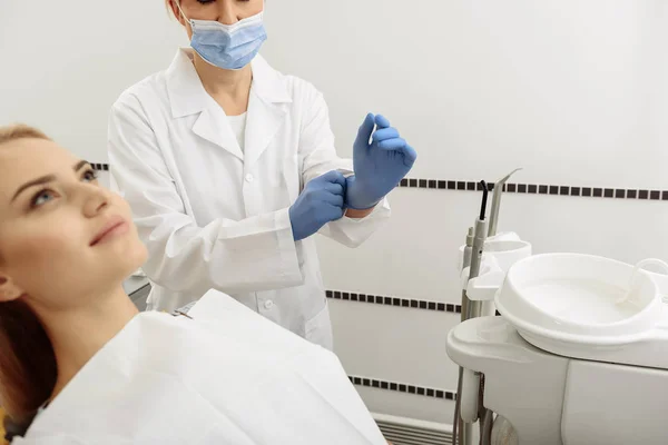 Odontologist ετοιμάζεται να εξερευνήσετε ασθενή — Φωτογραφία Αρχείου