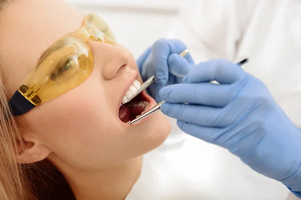 Стоматолог, що виявляє порожнини в роті пацієнта — стокове фото