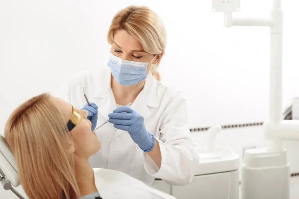 Médico fino cuidando al paciente — Foto de Stock