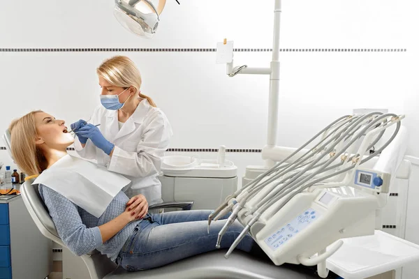 Dentista operando ferramentas na cavidade oral do paciente — Fotografia de Stock