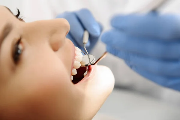 Cavidad oral de las mujeres que cuidan con instrumentos dentales — Foto de Stock