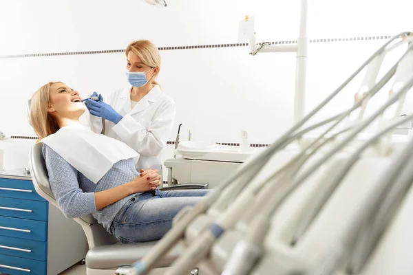 Médico tratamento de dentes de mulher — Fotografia de Stock