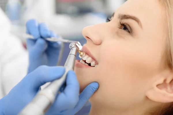Dentista creando una sonrisa brillante del cliente — Foto de Stock