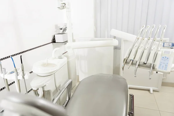 Стоматологическая комната с различными инструментами врача — стоковое фото