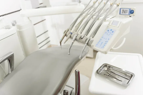 Стоматологическая квартира с набором оборудования — стоковое фото
