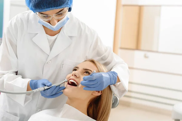 Odontologist borrning i munnen på klienten — Stockfoto