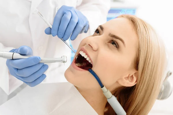 Tandläkare behandla tand av kvinna — Stockfoto